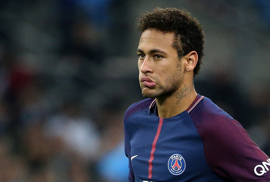 拜仁莱万梅开二度战胜门兴