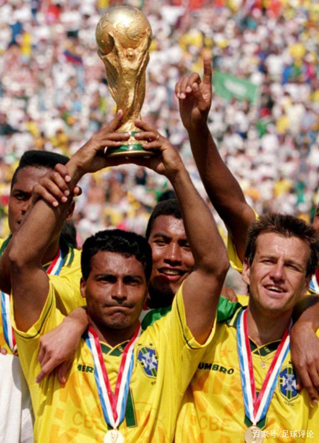 萨勒马克尔斯比赛里与裁判对峙，还被裁判踢了一脚